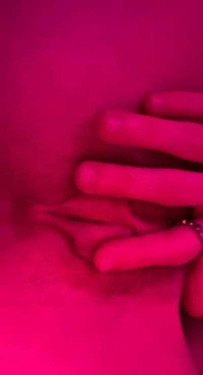 I love showing my 18yr old pussy to all the guys on Reddit🥰