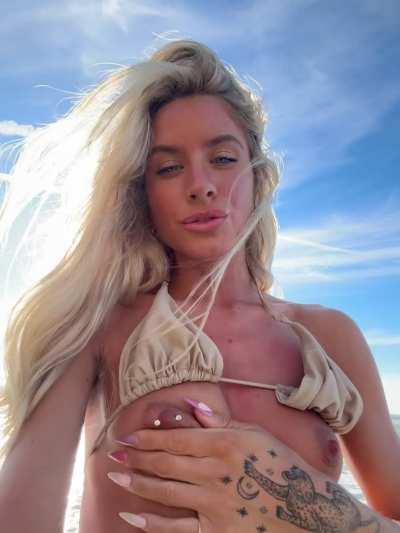 Welcome to my Reddit! I am so grateful you're here xx I love making fantasies cum true and am ultra fetish friendly!