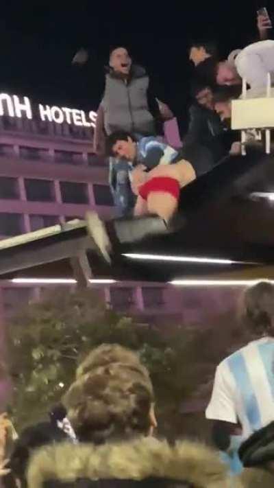 Muy raro el festejo en el obelisco