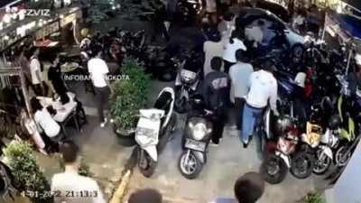 Sebuah mobil menabrak gerobak dagangan dan motor yang terpakir di Lengkong Kecil, Kota Bandung (1/4/22)