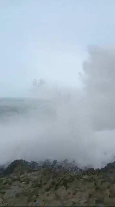 Jagged rocks + Rough waves = Not safe????