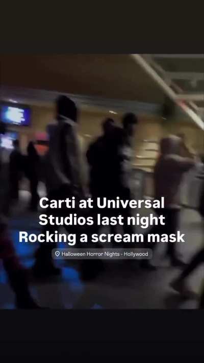 Carti and his friends had a spooky night out last night at Halloween Horror Nights at Universal Hollywood 🎃 Carti was spotted wearing a Scream mask 😱🔥🔥