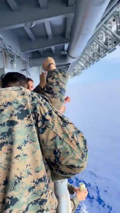 This is how US navy greets the Japanese navy 