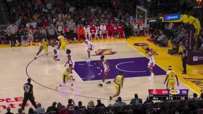 [Highlight] A red-hot LeBron drives for the lay-up!