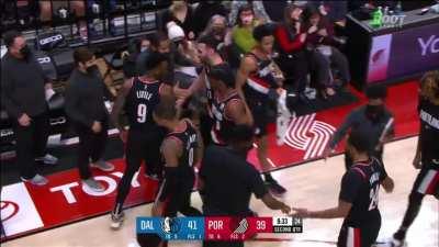 [Highlight] Nassir gives up the body for the steal and Logo Lillard pulls up from way outside