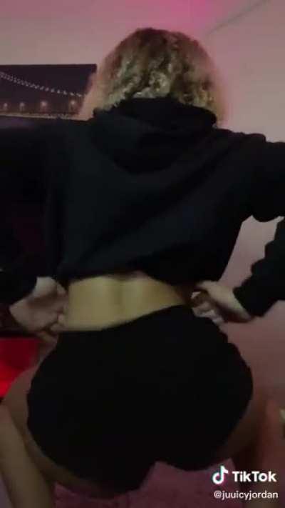 Would yall let her ride? 👀