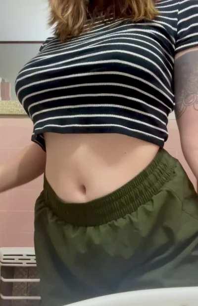 So many beautiful babes here, do you think any of them would be into me?