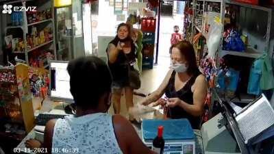 Una clienta fue a comprar cigarrillos comunes sueltos y atac&oacute; a la empleada extranjera que le contest&oacute; que solo ten&iacute;a mentolados.