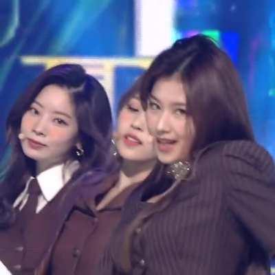 201108 - Minatozaki Sana (ft Mina, Dahyun)