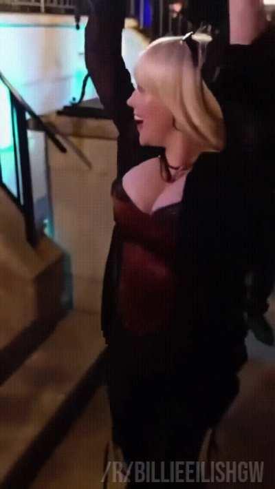 Billie Eilish bouncing her massive milkers