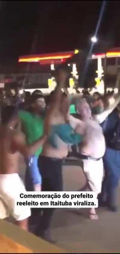 Comemoração eleitoral tranquila. Tipo, eu nas festas.