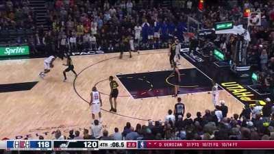 [Highlight] Jordan Clarkson plays great defense on Kawhi to close the game. Westbrook gets the offensive rebound and misses the game tying shot. Game over.