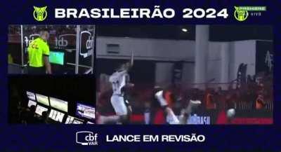 Pênalti marcado a favor do Vasco contra o Atlético-GO