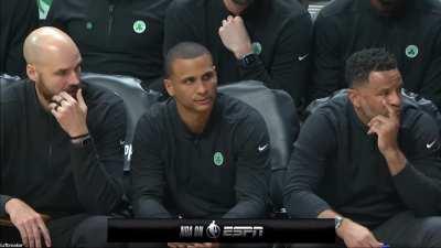 [Highlight] Veteran Referee Scott Foster leaves youngest NBA head coach Joe Mazzulla hanging on the handshake