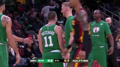 [Highlight] Payton Pritchard makes a 29-foot buzzer beater before the half.