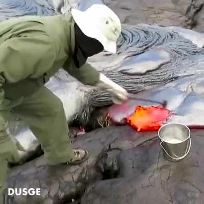 Геологи собирают лаву