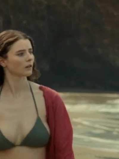 Thomasin McKenzie, bikini