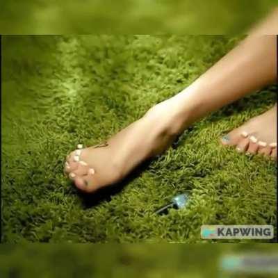 Taylor wiggling her freshly painted toes