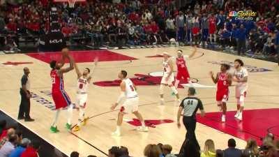 [Highlight] Embiid hits the dagger three and waves goodbye to the Chicago crowd