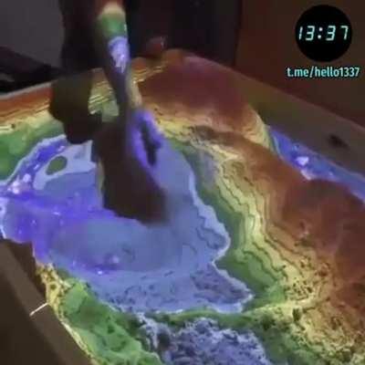 Интерактивная топографическая инсталляция с подстраивающейся под изменение рельефа проекцией.