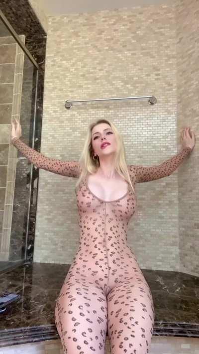 I'm a known [19F] internet celebrity. What is my name?