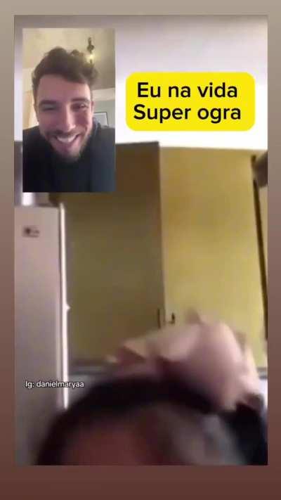 A delicadeza de uma irmã mais velha.