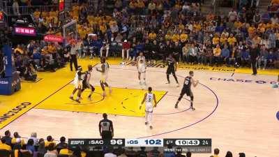 [Highlight] Keegan Murray hits the three-pointer off the dribble handoff to put the Kings within 3!