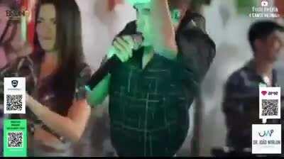 Do nada apareço na balada.