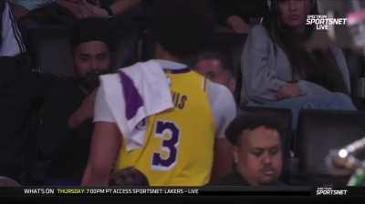 [Highlight] AD daps up Rob Pelinka after the game