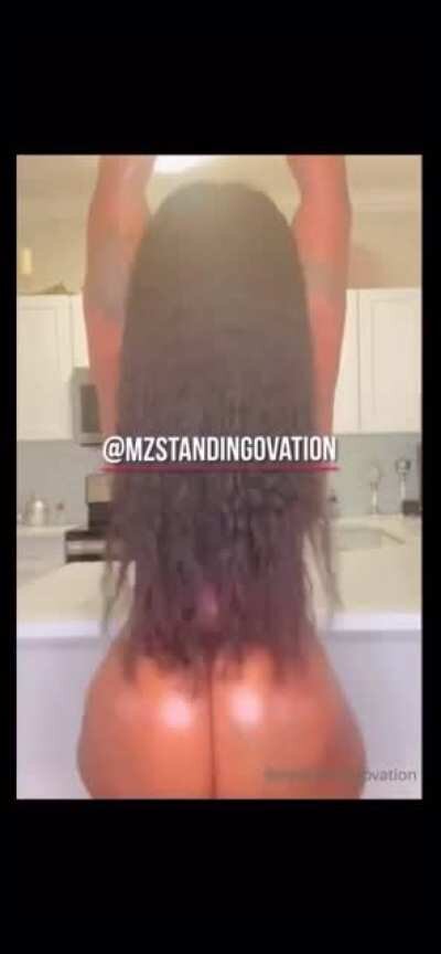 her ass move like jello 🥵