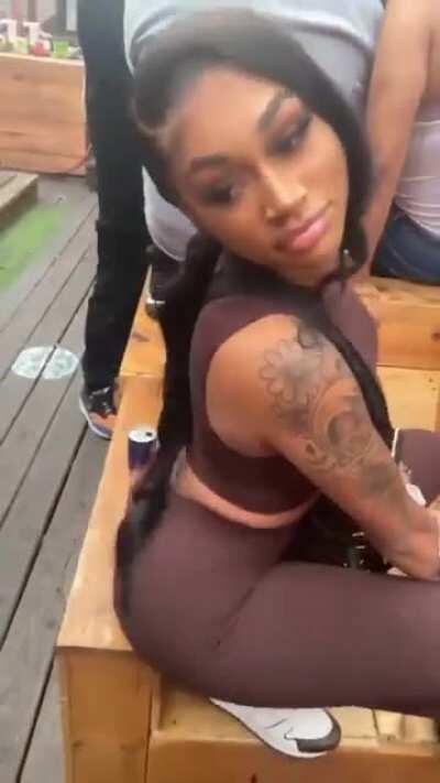 She know what she be doing 😍😂