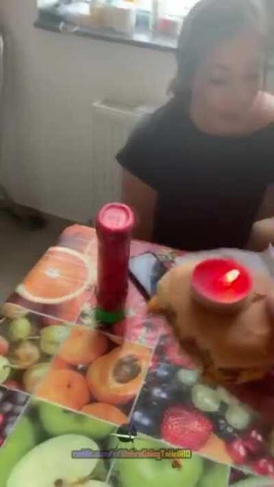 Un WAGTHROman pregatind o cina romantica