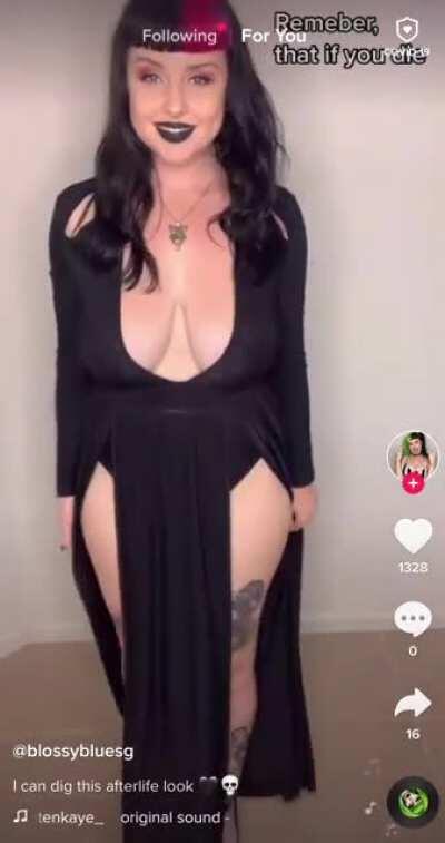 The sexy G-cup Ghost! @blossybluesg