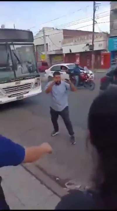 Chofer de línea se bajó a pelear con un automovilista