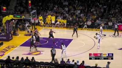 [Highlight] Crowded by 3 defenders down low..but Anthony Davis decides to just dunk the ball