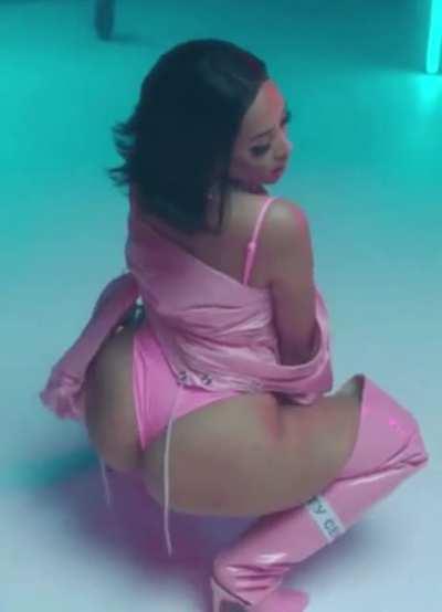 She wants you to jerk your dick to her💦