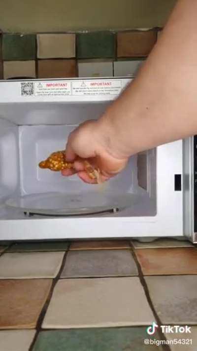 Попкорна не хотите?