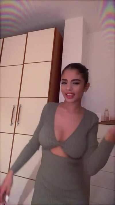 Lifting up my shirt to show you the goods