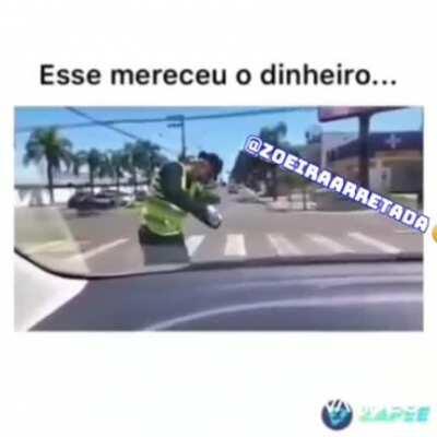 Esse mereceu o dinheiro...