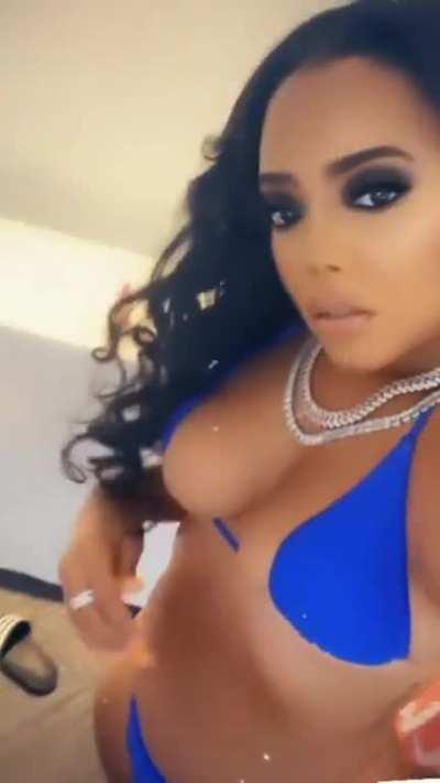 She's heating up 🔥🔥