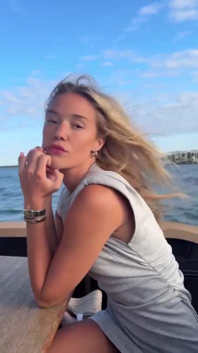 Olivia Ponton cruising