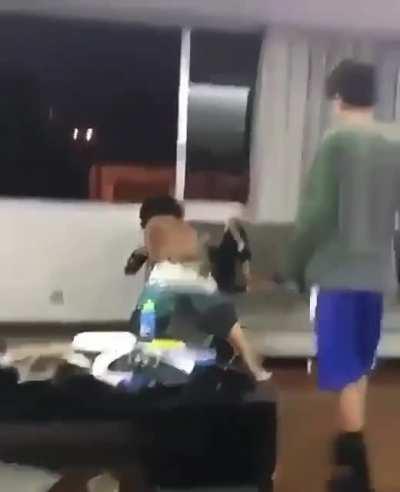 Kkkk eu e meu primo brincando comigo de dar chute😂😂