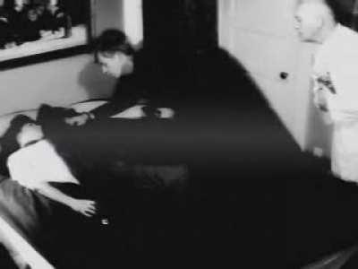 01001010 01110101 01110011 01110100 00100000 01101000 01100101 01100100 01110101 01101101 00100000 01100100 01100101 00100000 01100011 01100001 01110000 01110010 01101001 01110011 12 de maio de 2003