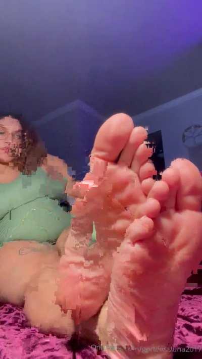 She still fine to y'all? Even tho she got a lil thick 🤔