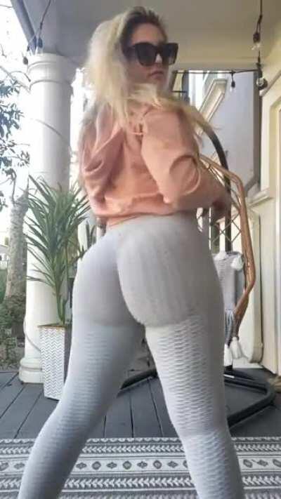 Tik tok booty.