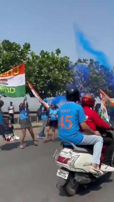 Zomato delivery fresh Vadapav to Wankhede