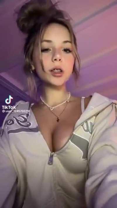 so hot teasing us with her big teen tits🤤