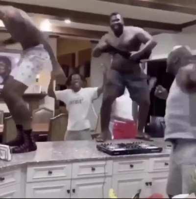 Still one of my favorite Gizz moments