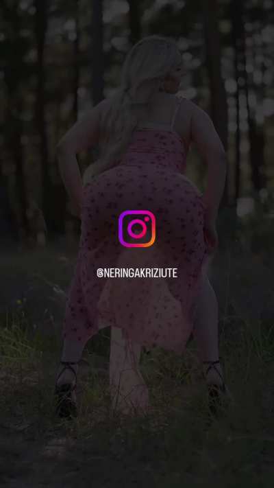 Shaking big ass among the nature.