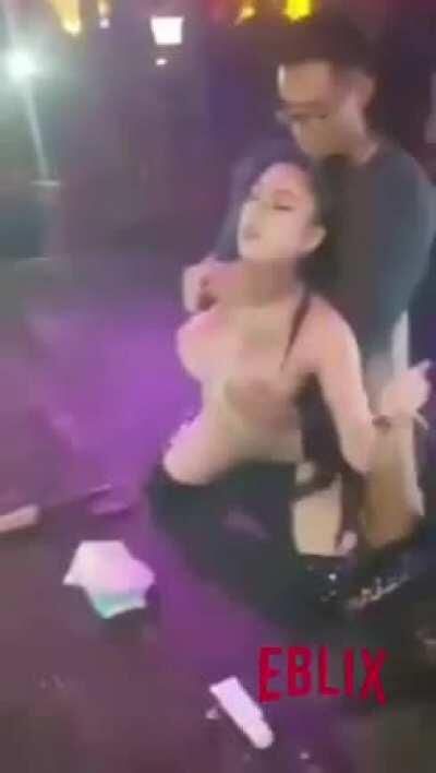 Clubda müşterilere veren striptizciler